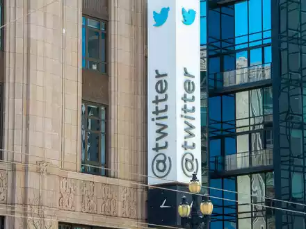 Das einstige Logo von Twitter am Hauptquartier des Kurznachrichtendienstes in San Francisco. - Foto: Andrej Sokolow/dpa