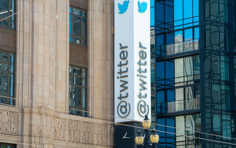 Das einstige Logo von Twitter am Hauptquartier des Kurznachrichtendienstes in San Francisco. - Foto: Andrej Sokolow/dpa