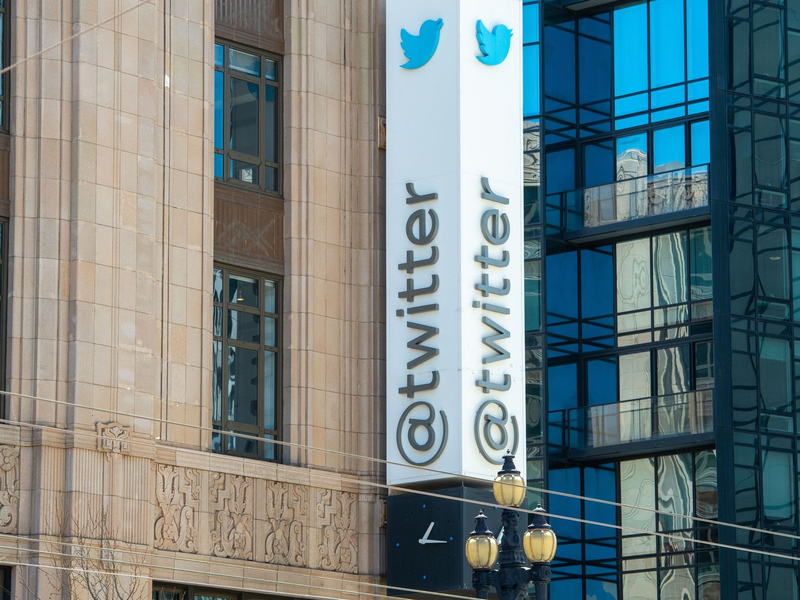 Das einstige Logo von Twitter am Hauptquartier des Kurznachrichtendienstes in San Francisco. - Foto: Andrej Sokolow/dpa