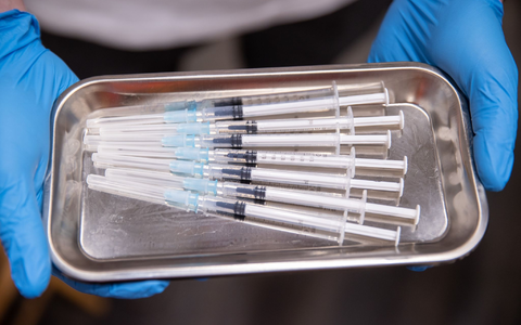 Die Ständige Impfkommission empfiehlt gesunden Erwachsenen bis 59 Jahren eine Basisimmunität aus drei Impfungen oder Infektionen. - Foto: Daniel Karmann/dpa