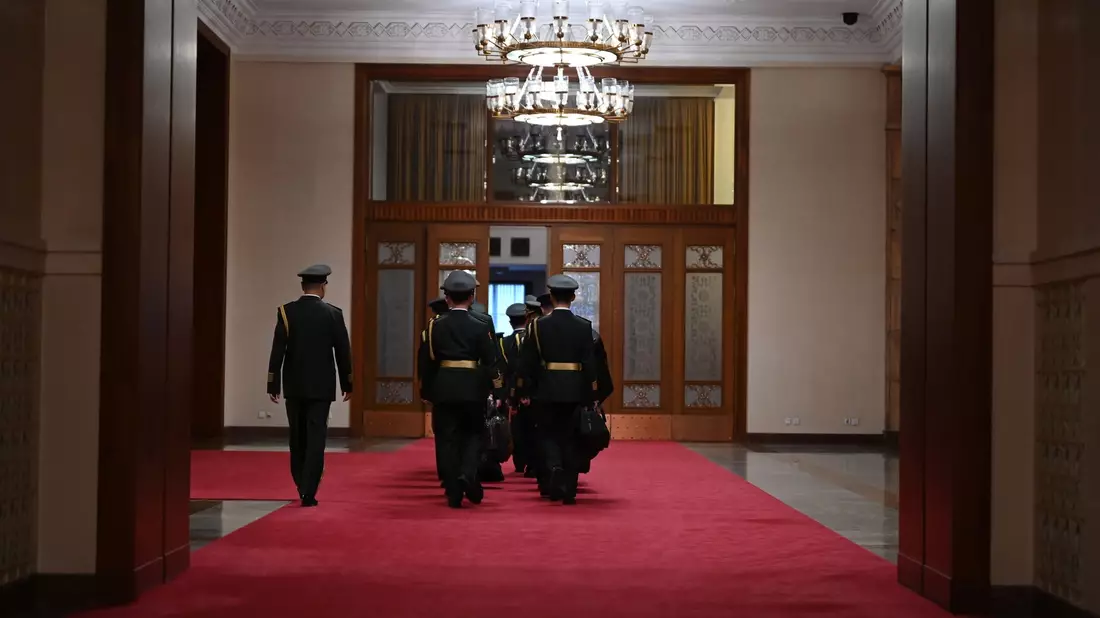 Die Kapelle der Militärpolizei geht einem Gang in der Großen Halle des Volkes entlang. China will in diesem Jahr 7,2 Prozent mehr als im Vorjahr für sein Militär ausgeben. - Bild: Johannes Neudecker/dpa