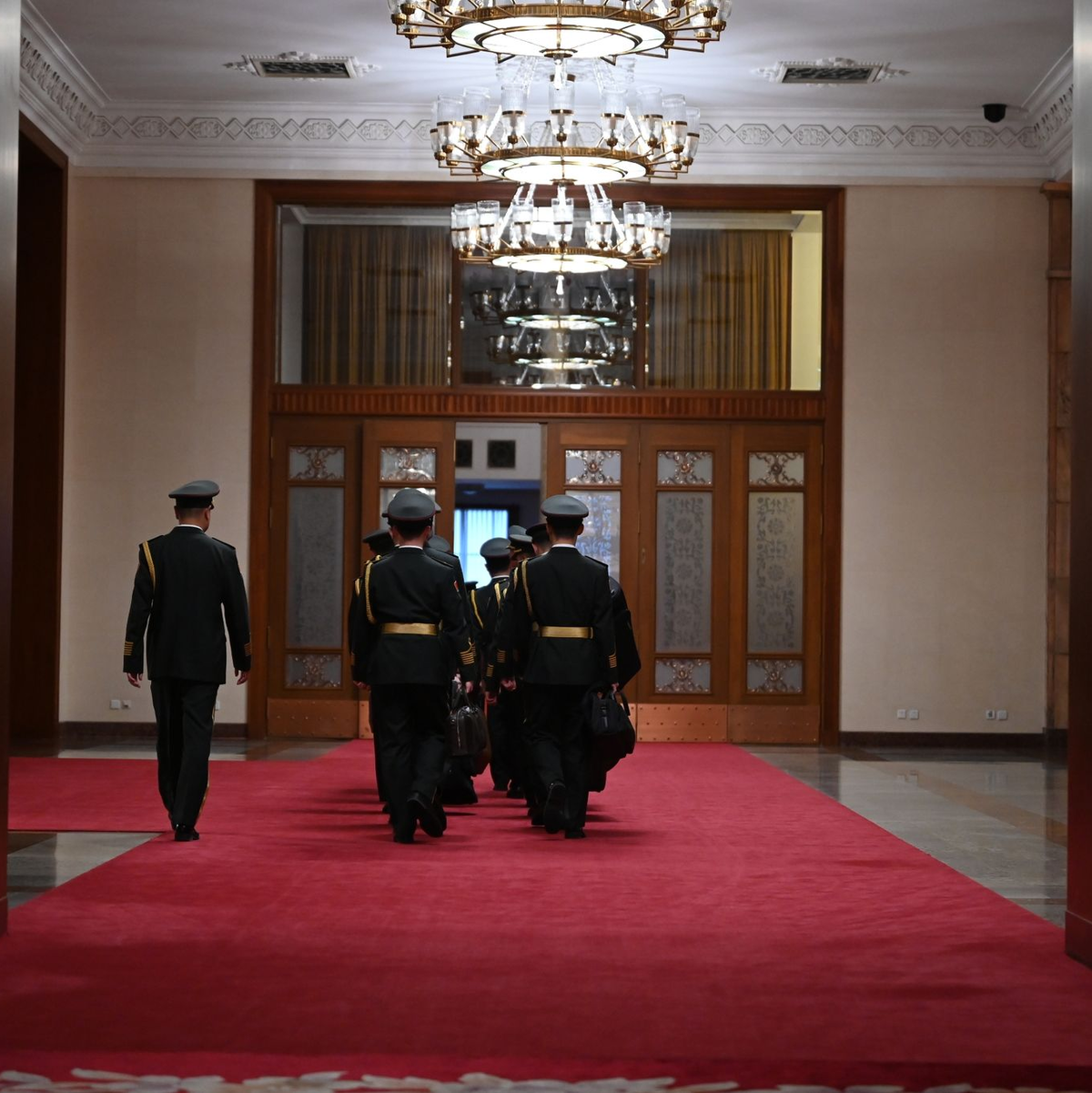 Die Kapelle der Militärpolizei geht einem Gang in der Großen Halle des Volkes entlang. China will in diesem Jahr 7,2 Prozent mehr als im Vorjahr für sein Militär ausgeben. - Foto: Johannes Neudecker/dpa