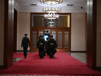 Die Kapelle der Militärpolizei geht einem Gang in der Großen Halle des Volkes entlang. China will in diesem Jahr 7,2 Prozent mehr als im Vorjahr für sein Militär ausgeben. - Foto: Johannes Neudecker/dpa