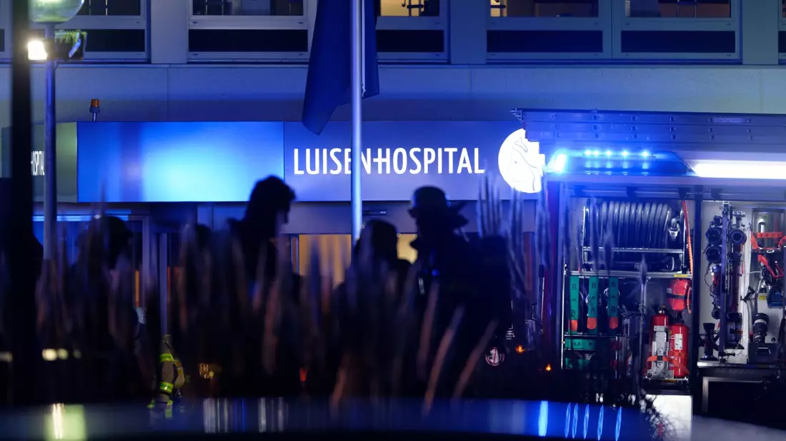 Eine 65-jährige Frau, die sich stundenlang in einem Raum des Krankenhauses verschanzt hatte, konnte überwältigt werden. - Bild: Henning Kaiser/dpa