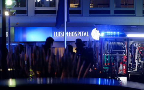 Eine 65-jährige Frau, die sich stundenlang in einem Raum des Krankenhauses verschanzt hatte, konnte überwältigt werden. - Foto: Henning Kaiser/dpa