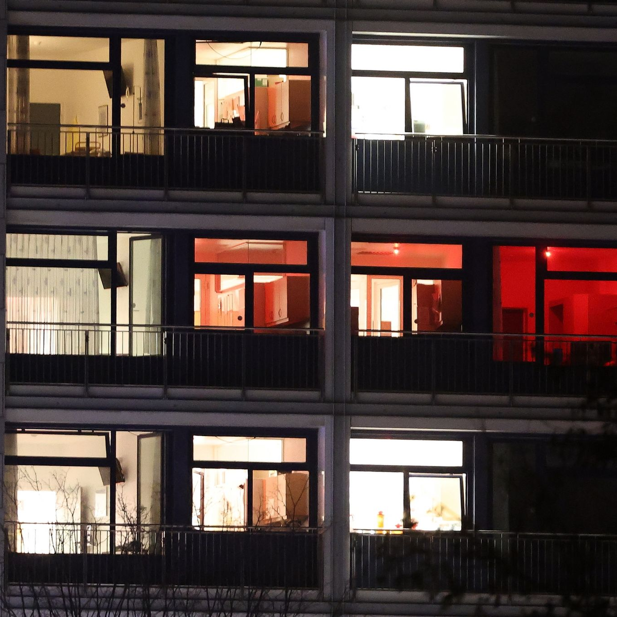 In den Stunden vor dem Zugriff war zu sehen, wie der Klinikbetrieb zumindest teilweise weiterlief - in Krankenhausfenstern brannte noch Licht. - Foto: David Young/dpa