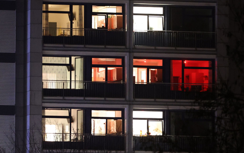 In den Stunden vor dem Zugriff war zu sehen, wie der Klinikbetrieb zumindest teilweise weiterlief - in Krankenhausfenstern brannte noch Licht. - Foto: David Young/dpa