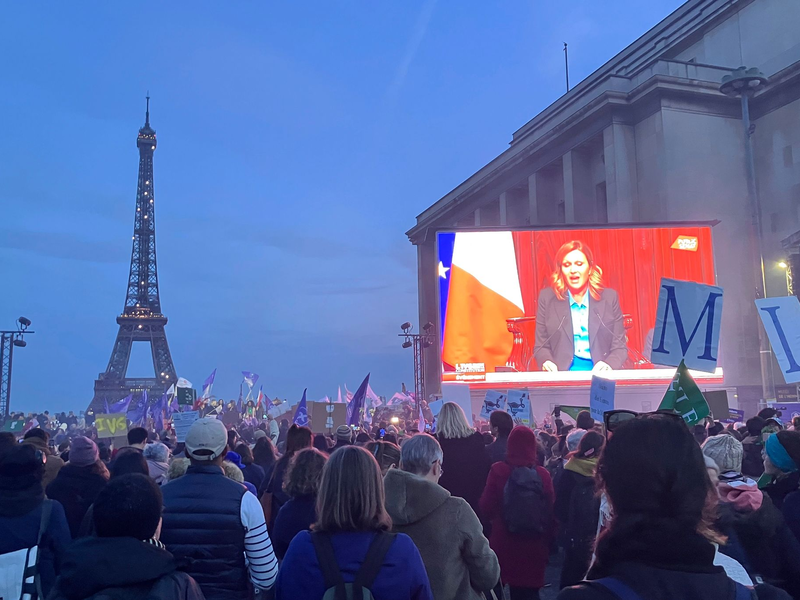 Eine Abstimmung mit großer Symbolkraft: In Frankreich wird die Freiheit auf Abtreibung in der Verfassung verankert. - Foto: Oleg Cetinic/AP/dpa