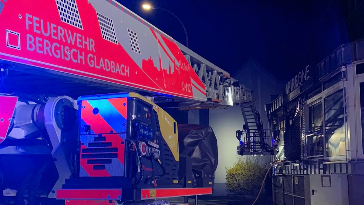 FW-GL: Ladenlokal in der Stadtmitte von Bergisch Gladbach brennt vollständig aus - Foto: presseportal.de