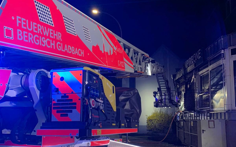 FW-GL: Ladenlokal in der Stadtmitte von Bergisch Gladbach brennt vollständig aus - Foto: presseportal.de