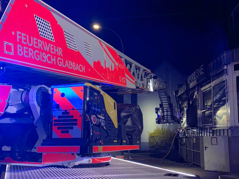 FW-GL: Ladenlokal in der Stadtmitte von Bergisch Gladbach brennt vollständig aus - Foto: presseportal.de