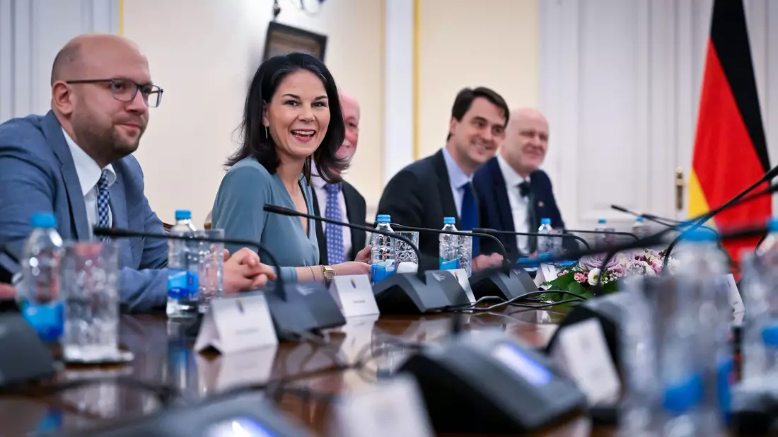 Bundesaußenministerin Annalena Baerbock beim Besuch in Sarajevo mit den Mitgliedern der Präsidentschaft von Bosnien-Herzegowina (BIH). Neben ihr sitzt Manuel Sarrazin (l), Sonderbeauftragter der Bundesregierung für den Westbalkan. - Bild: Soeren Stache/dpa