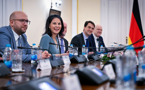 Bundesaußenministerin Annalena Baerbock beim Besuch in Sarajevo mit den Mitgliedern der Präsidentschaft von Bosnien-Herzegowina (BIH). Neben ihr sitzt Manuel Sarrazin (l), Sonderbeauftragter der Bundesregierung für den Westbalkan. - Foto: Soeren Stache/dpa