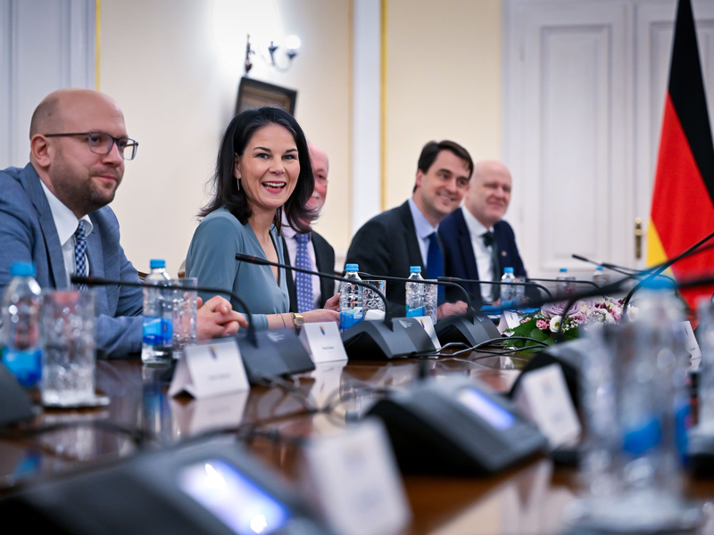 Bundesaußenministerin Annalena Baerbock beim Besuch in Sarajevo mit den Mitgliedern der Präsidentschaft von Bosnien-Herzegowina (BIH). Neben ihr sitzt Manuel Sarrazin (l), Sonderbeauftragter der Bundesregierung für den Westbalkan. - Foto: Soeren Stache/dpa
