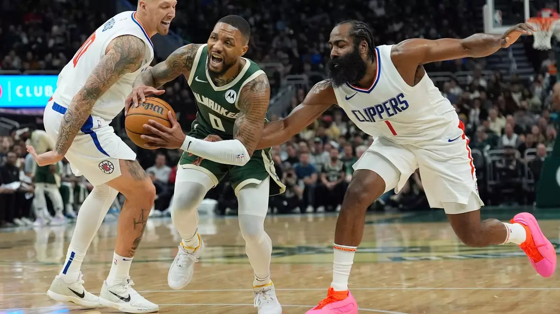 Überragender Mann auf dem Platz war Damien Lillard (M) mit 41 Punkten für die Milwaukee Bucks. - Bild: Morry Gash/AP/dpa