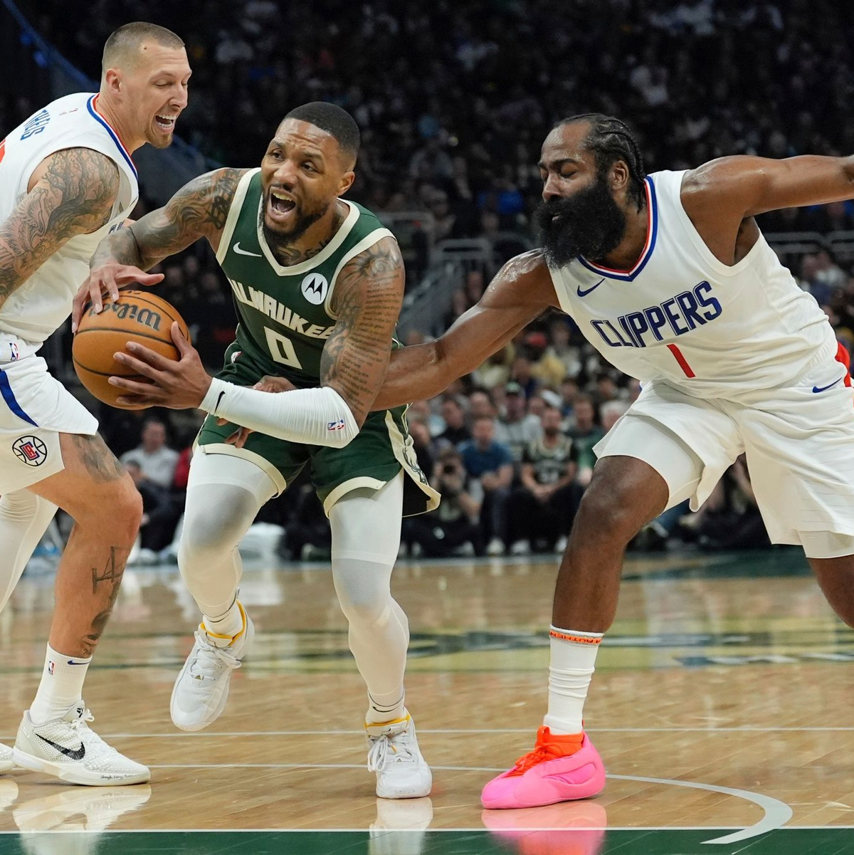 Überragender Mann auf dem Platz war Damien Lillard (M) mit 41 Punkten für die Milwaukee Bucks. - Foto: Morry Gash/AP/dpa