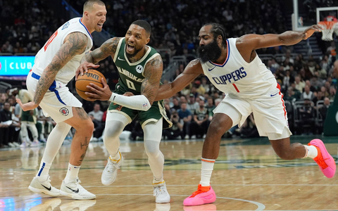 Überragender Mann auf dem Platz war Damien Lillard (M) mit 41 Punkten für die Milwaukee Bucks. - Foto: Morry Gash/AP/dpa