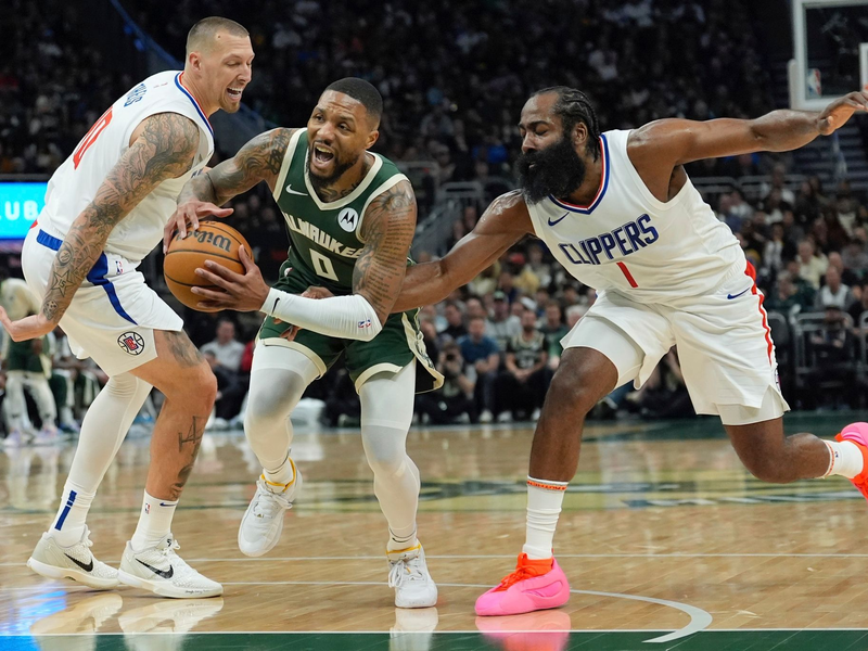 Überragender Mann auf dem Platz war Damien Lillard (M) mit 41 Punkten für die Milwaukee Bucks. - Foto: Morry Gash/AP/dpa