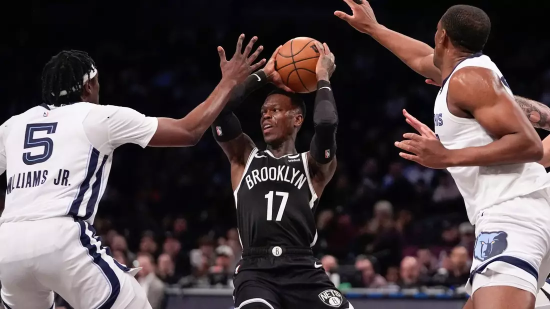 Gegen die Memphis Grizzlies kam Dennis Schröder (M) auf 13 Punkte und 9 Vorlagen. - Bild: Frank Franklin II/AP/dpa