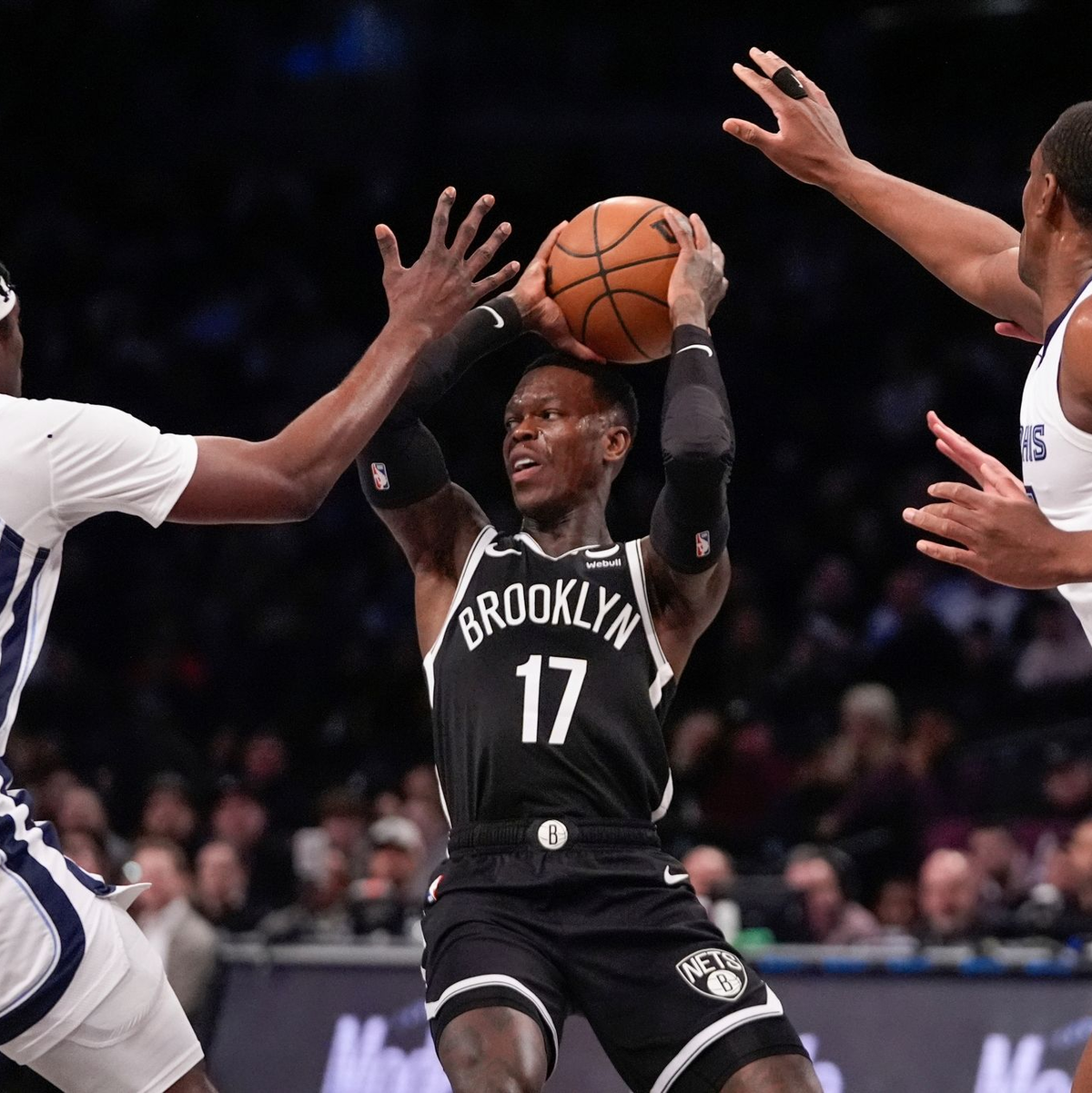 Gegen die Memphis Grizzlies kam Dennis Schröder (M) auf 13 Punkte und 9 Vorlagen. - Foto: Frank Franklin II/AP/dpa