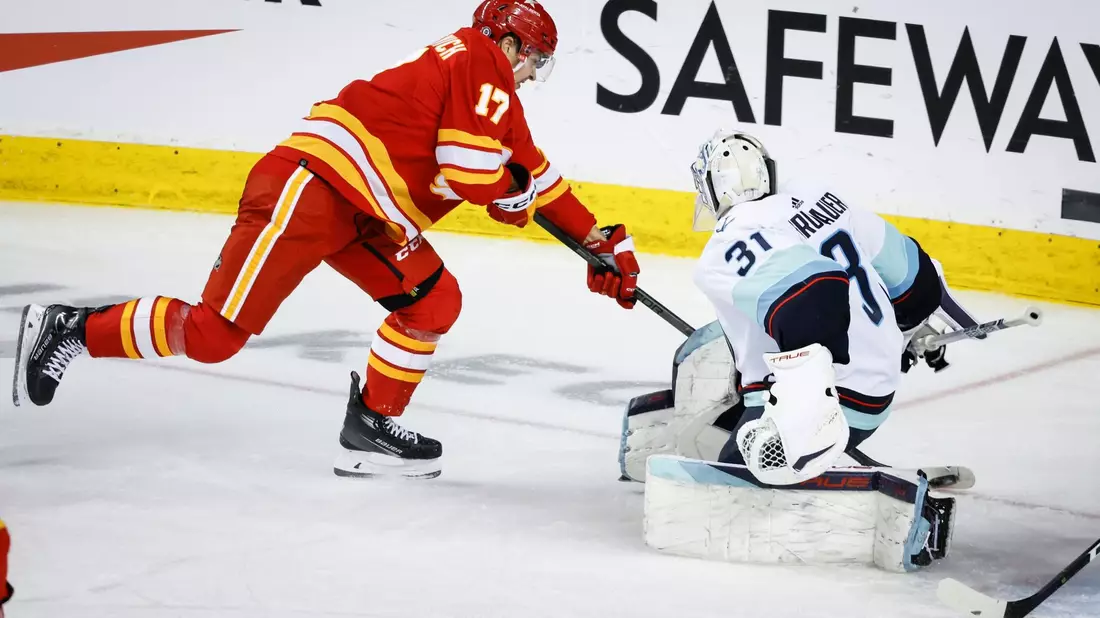 Gegen die Calgary Flames parierte Philipp Grubauer (r) starke 36 von 38 Schüssen auf sein Tor. - Bild: Jeff McIntosh/The Canadian Press via AP/dpa