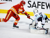 Gegen die Calgary Flames parierte Philipp Grubauer (r) starke 36 von 38 Schüssen auf sein Tor. - Foto: Jeff McIntosh/The Canadian Press via AP/dpa