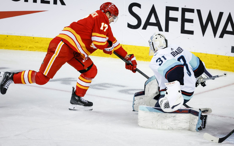 Gegen die Calgary Flames parierte Philipp Grubauer (r) starke 36 von 38 Schüssen auf sein Tor. - Foto: Jeff McIntosh/The Canadian Press via AP/dpa