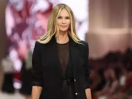 Elle Macpherson auf dem Catwalk in Melbourne. - Foto: Daniel Pockett/AAP/dpa