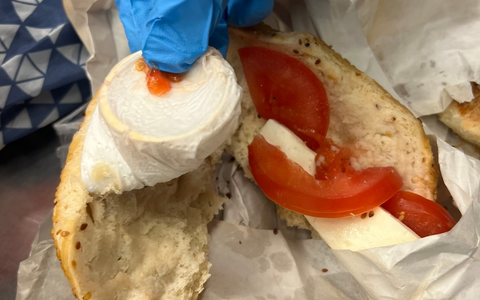 HZA-M: Zoll verhindert Goldschmuggel Goldarmreif in Baguette entdeckt - Foto: presseportal.de