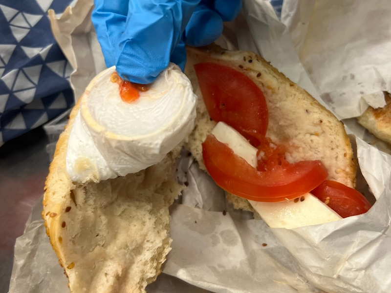 HZA-M: Zoll verhindert Goldschmuggel Goldarmreif in Baguette entdeckt - Foto: presseportal.de