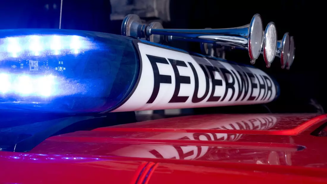 Wie die Polizei mitteilte, wurde die Feuerwehr am Morgen zu dem Brand im Bereich Goßen-Neu Zittau (Landkreis Märkisch Oderland) gerufen und begann mit den Löscharbeiten. (Symbolbild) - Bild: Niklas Treppner/dpa