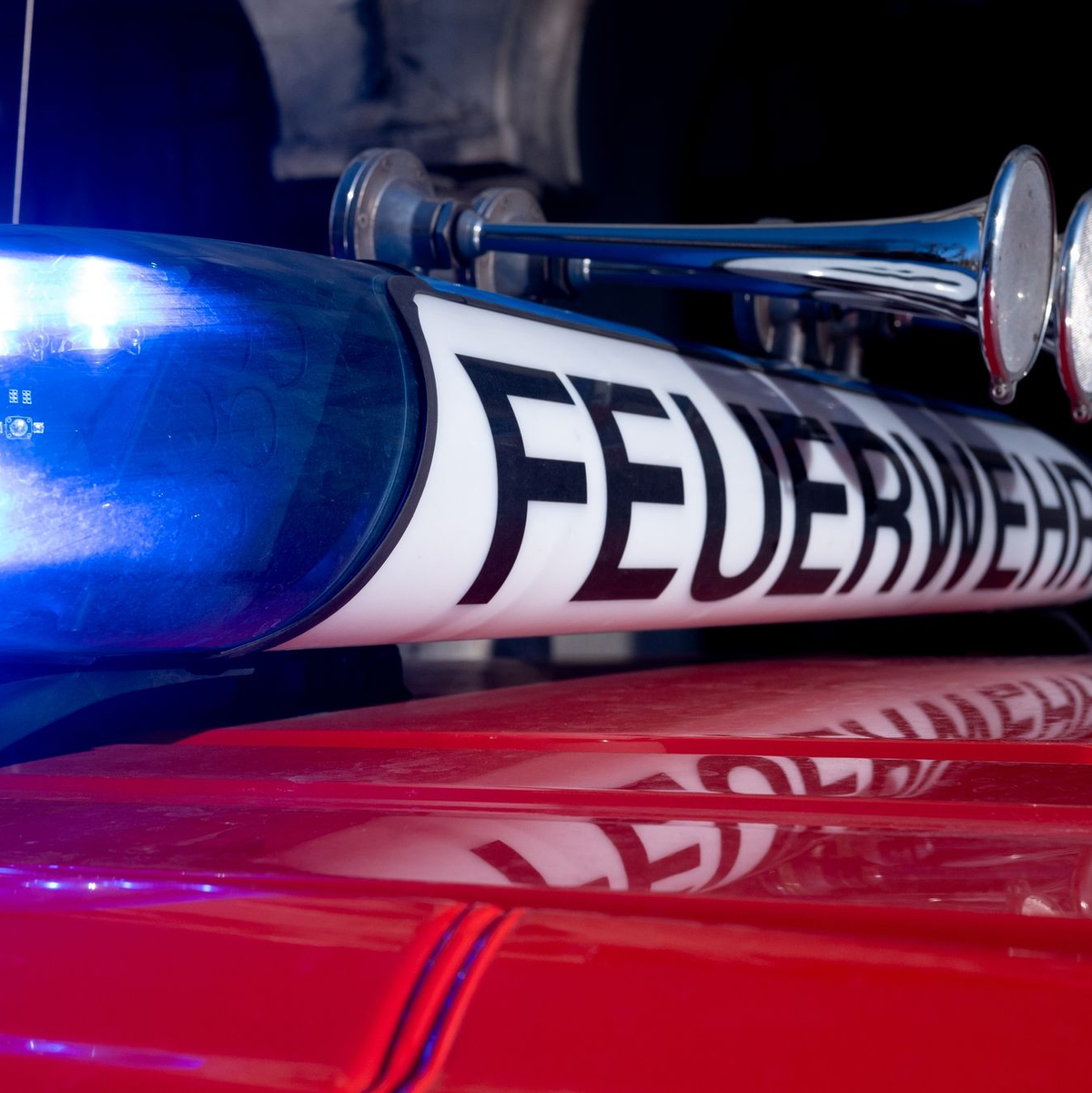 Wie die Polizei mitteilte, wurde die Feuerwehr am Morgen zu dem Brand im Bereich Goßen-Neu Zittau (Landkreis Märkisch Oderland) gerufen und begann mit den Löscharbeiten. (Symbolbild) - Foto: Niklas Treppner/dpa