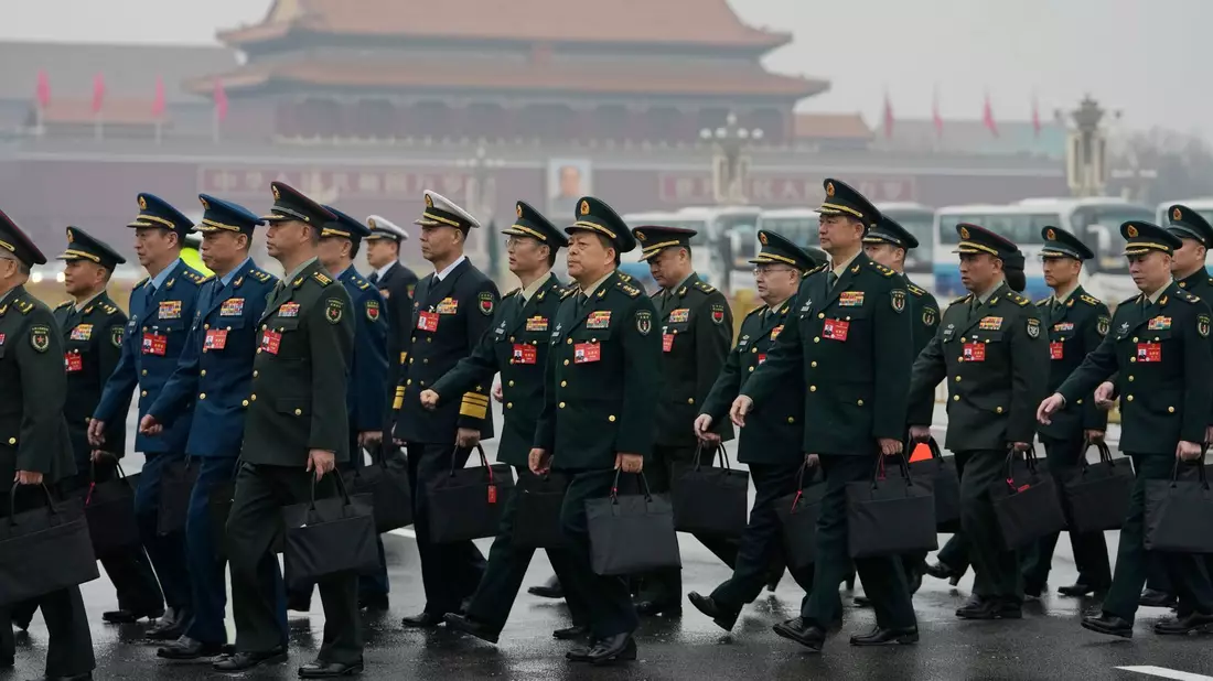 Delegierte kommen zur Eröffnungssitzung des Nationalen Volkskongresses (NVK) in der Großen Halle des Volkes in Peking. - Bild: Andy Wong/AP/dpa