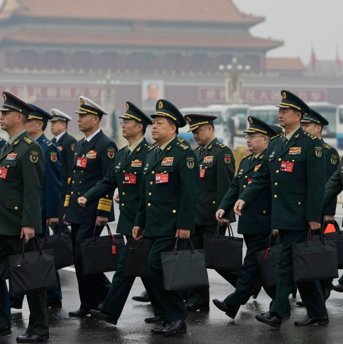 Delegierte kommen zur Eröffnungssitzung des Nationalen Volkskongresses (NVK) in der Großen Halle des Volkes in Peking. - Foto: Andy Wong/AP/dpa
