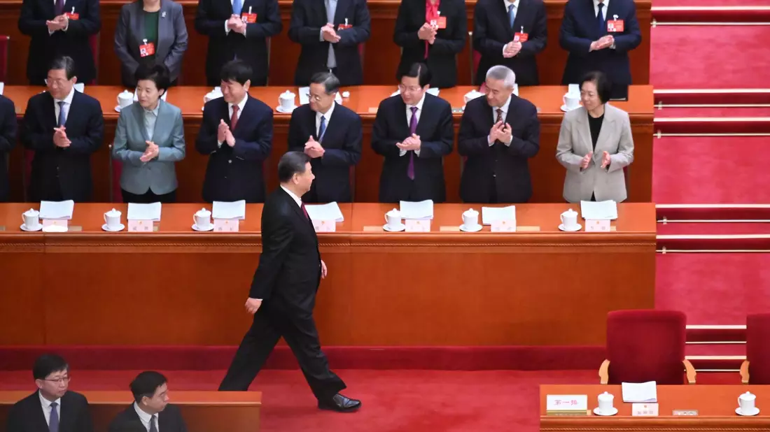 Präsident Xi Jinping kommt unter Applaus in den Plenarsaal der Großen Halle des Volkes in Peking. - Bild: Johannes Neudecker/dpa