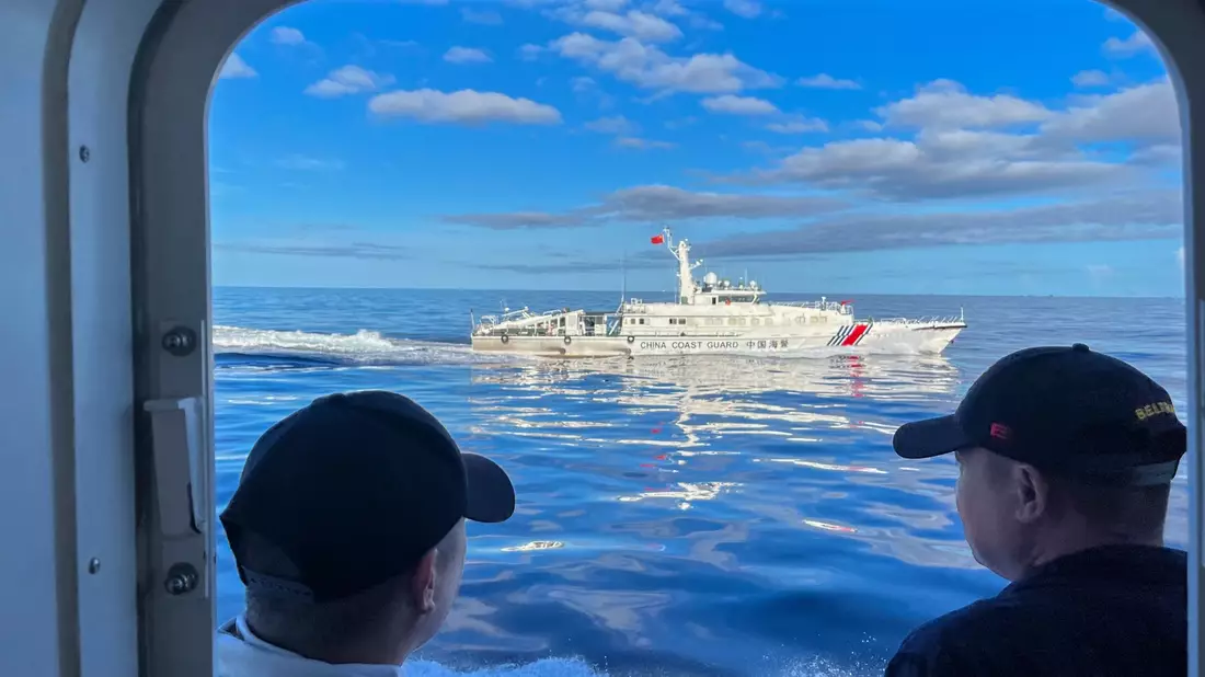 Ein chinesisches Küstenwachenschiff manövriert neben dem philippinischen Küstenwachenschiff BRP Cabra (Archivbild). - Bild: Jim Gomez/AP/dpa