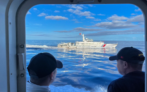Ein chinesisches Küstenwachenschiff manövriert neben dem philippinischen Küstenwachenschiff BRP Cabra (Archivbild). - Foto: Jim Gomez/AP/dpa
