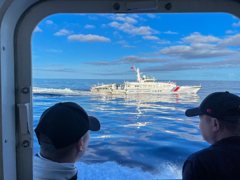 Ein chinesisches Küstenwachenschiff manövriert neben dem philippinischen Küstenwachenschiff BRP Cabra (Archivbild). - Foto: Jim Gomez/AP/dpa