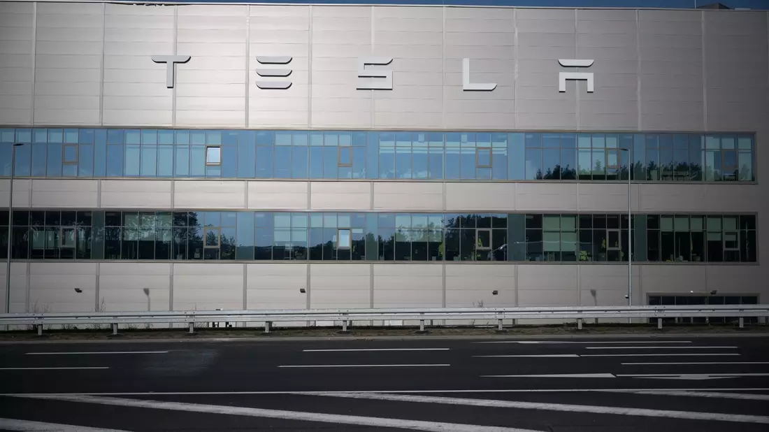 Die Fabrik in Grünheide bei Berlin wurde nach Angaben von Tesla evakuiert. - Bild: Sebastian Gollnow/dpa