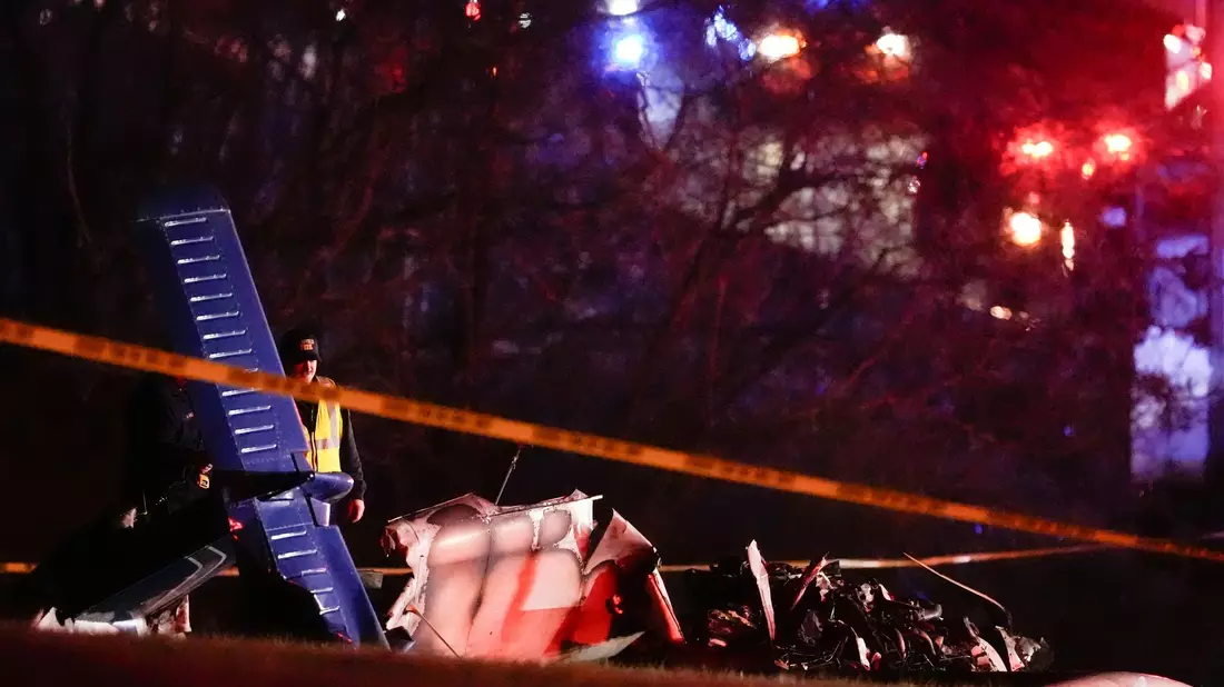Rettungskräfte an der Unfallstelle entlang der Interstate 40. - Bild: George Walker IV/AP/dpa
