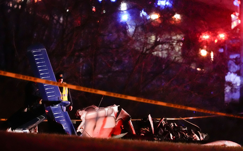 Rettungskräfte an der Unfallstelle entlang der Interstate 40. - Foto: George Walker IV/AP/dpa