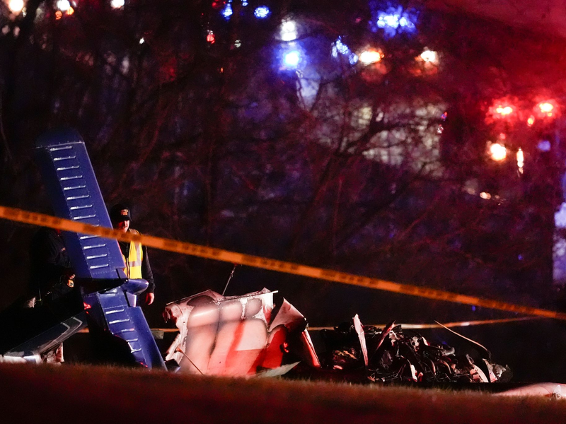 Rettungskräfte an der Unfallstelle entlang der Interstate 40. - Foto: George Walker IV/AP/dpa