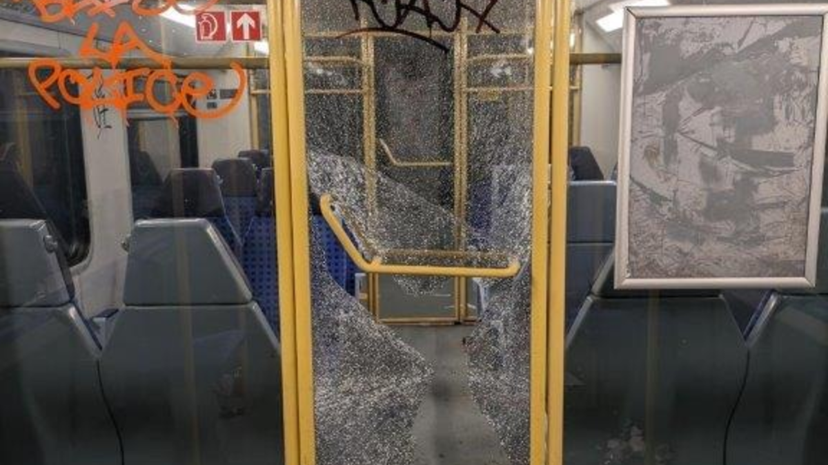 Bundespolizeidirektion München: Fußballfans randalieren im Zug / Bundespolizei sucht Zeugen - Foto: presseportal.de