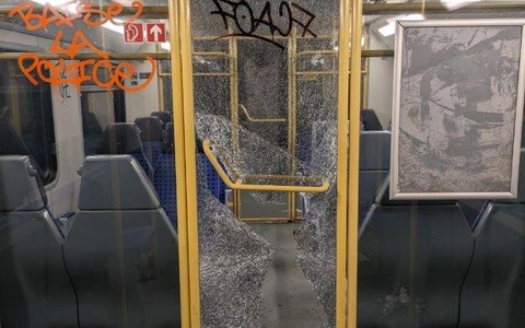 Bundespolizeidirektion München: Fußballfans randalieren im Zug / Bundespolizei sucht Zeugen - Foto: presseportal.de