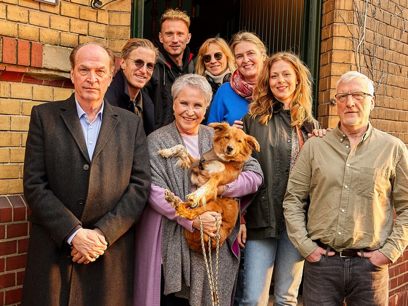 Katerina Jacob im verbalen Schlagabtausch mit Herbert Knaup: Dreharbeiten in Köln für den vierten Film der ARD-Degeto-Komödienreihe Anna und ihr Untermieter - Plötzlich Schwiegermutter (AT) - Foto: presseportal.de