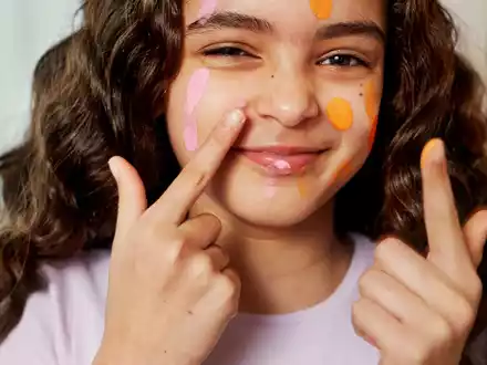 Dove launcht aufmerksamkeitsstarke TikTok-Kampagne #TheFaceof10 um das Selbstwertgefühl von Mädchen zu stärken und sie vor dem Druck der Anti-Aging-Hautpflege zu bewahren - Foto: presseportal.de