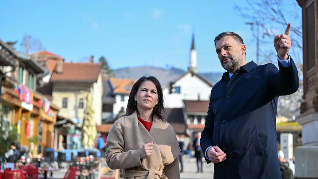Bundesaußenministerin Annalena Baerbock und ihr bosnisch-herzegowinischer Amtskollege Elmedin Konakovic in der Altstadt von Sarajevo. - Bild: Soeren Stache/dpa