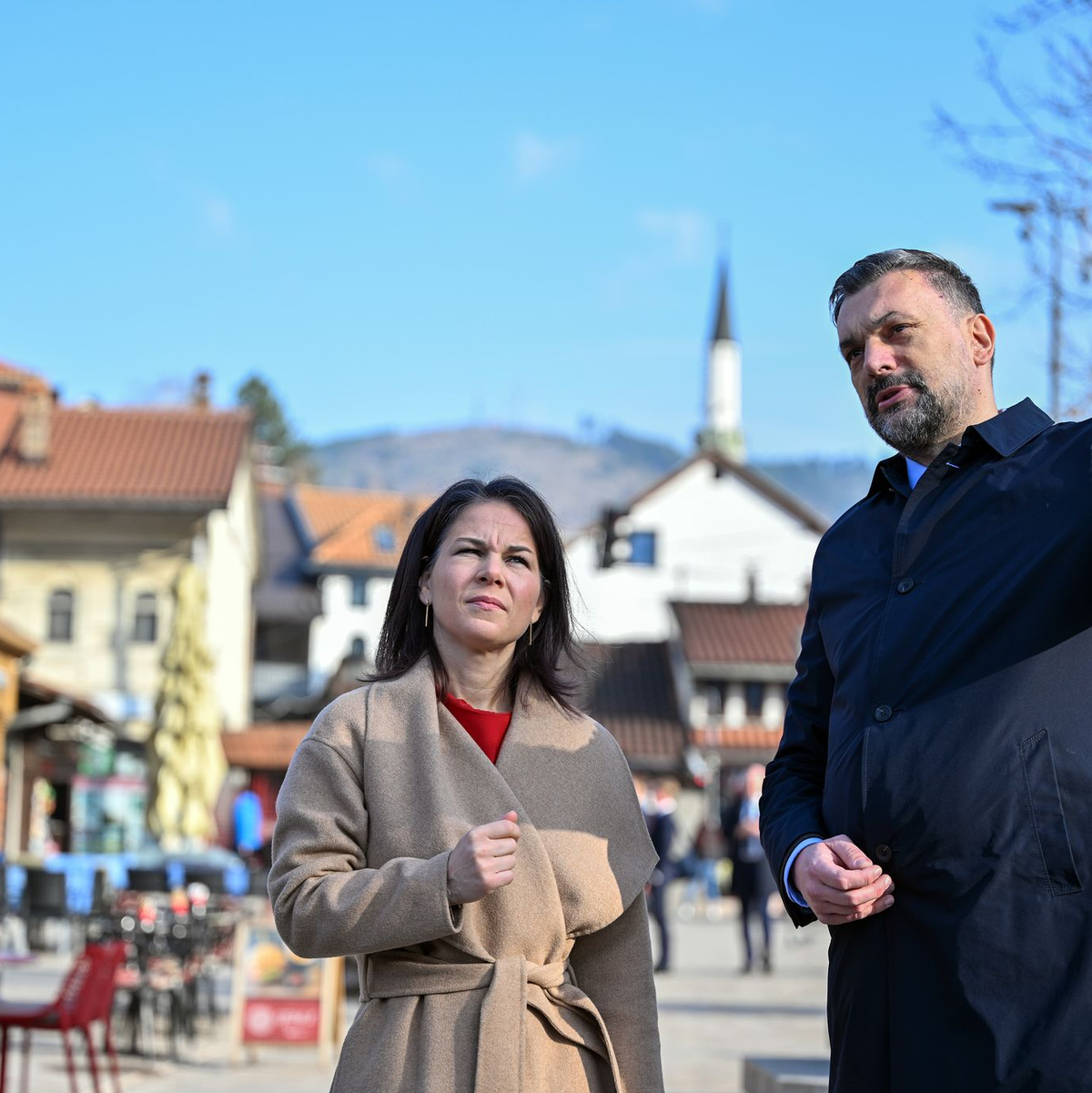Bundesaußenministerin Annalena Baerbock und ihr bosnisch-herzegowinischer Amtskollege Elmedin Konakovic in der Altstadt von Sarajevo. - Foto: Soeren Stache/dpa
