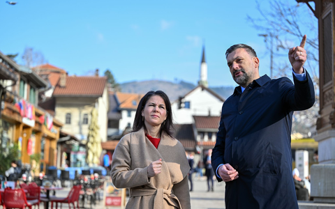 Bundesaußenministerin Annalena Baerbock und ihr bosnisch-herzegowinischer Amtskollege Elmedin Konakovic in der Altstadt von Sarajevo. - Foto: Soeren Stache/dpa