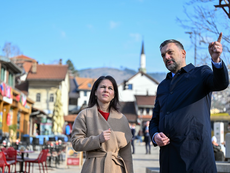 Bundesaußenministerin Annalena Baerbock und ihr bosnisch-herzegowinischer Amtskollege Elmedin Konakovic in der Altstadt von Sarajevo. - Foto: Soeren Stache/dpa